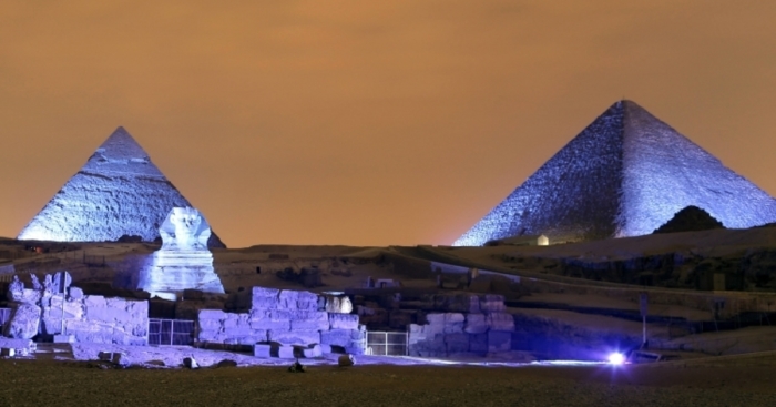 Пирамиды в ночное время. / Фото: www.newizv.ru