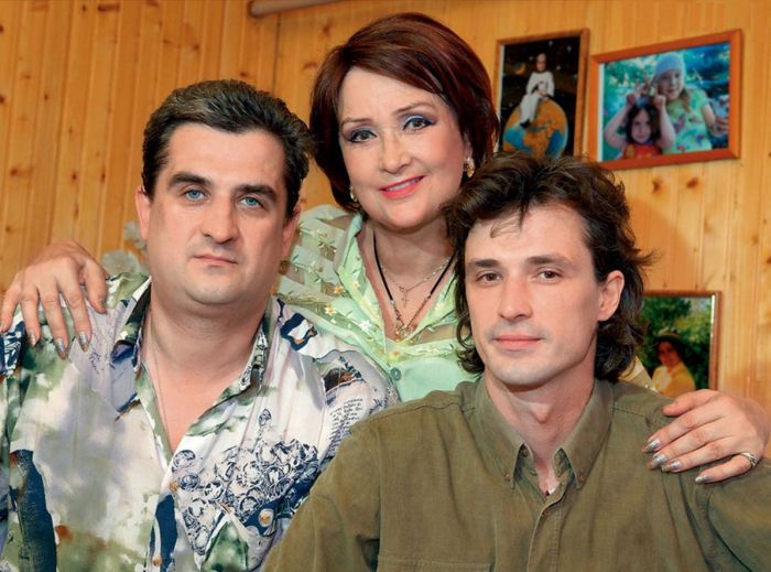 Зинаида Кириенко с сыновьями. / Фото: www.7days.ru