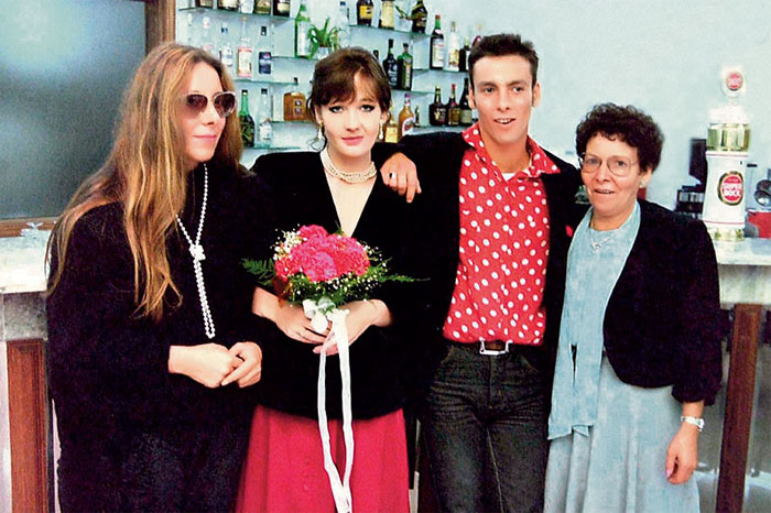 В день бракосочетания с Хорхе Арантесом, его матерью и сестрой. / Фото: www.7days.ru