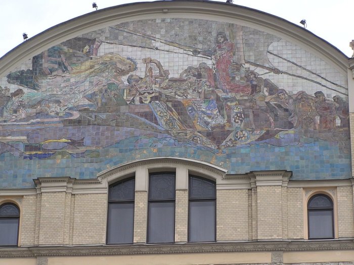 Мозаика «Принцесса Грёза» на фасаде гостиницы «Метрополь». / Фото: www.den-za-dnem.ru