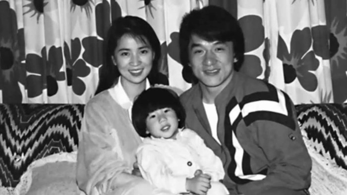 Джеки Чан с женой и сыном. / Фото: www.ytimg.com