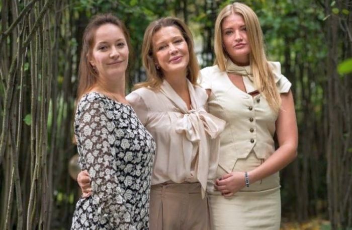 Елена Проклова и две её дочери, Арина и Полина. / Фото: www.love-psy.ru