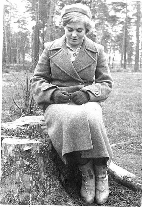 Прототипом самой первой «Девушки с веслом» стала Вера Волошина, простая советская девушка, повешенная фашистами во время войны. Она входила в состав группы Зои Космодемьянской.