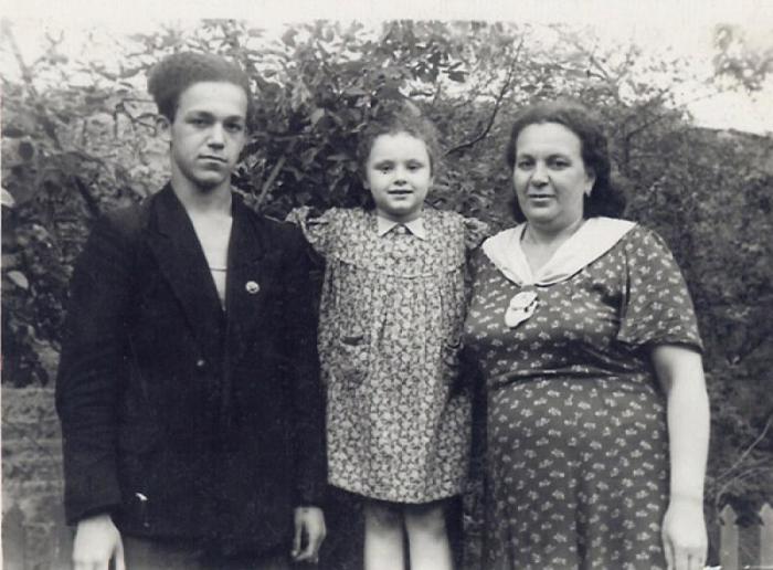 Молодой Иосиф Кобзон с мамой и младшей сестрой. / Фото: www.kontrakty.ua