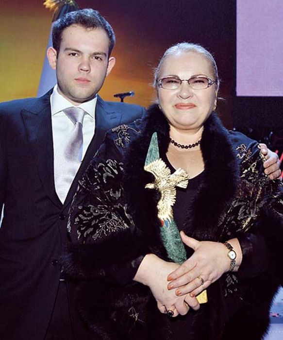 Нина Усатова с сыном. / Фото: www.stuki-druki.com