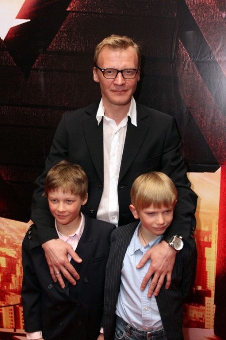 Алексей Серебряков с сыновьями. / Фото: www.goodhouse.ru