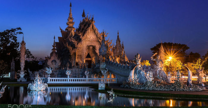 Wat Rong Khun в ночном свете. / Фото: www.advisor.travel