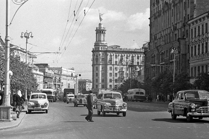 «Дом под юбкой», снимок 1955 - 1957 годов. / Фото: www.moslenta.ru