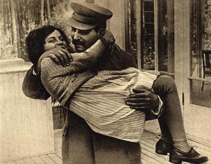 Светлана Аллилуева на руках у отца. / Фото: www.zagopod.com