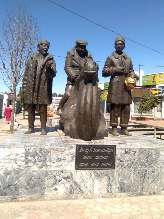 Памятник героям фильма «Джентльмены удачи» в Казахстане. / Фото: www.orkenegro.files.wordpress.com