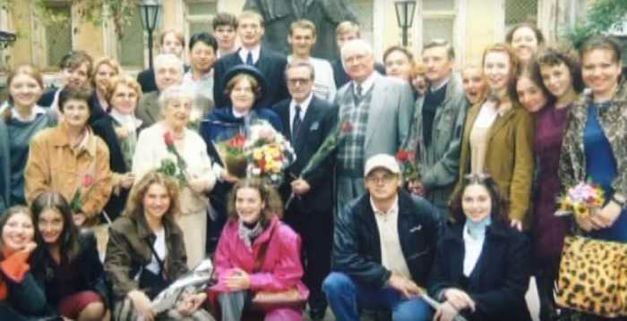 Юрий и Ольга Соломины со студентами Щепкинского училища. / Фото: семейный архив