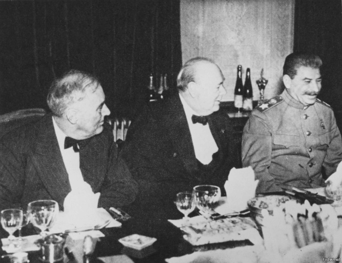 И.В. Сталин, У. Черчилль и Ф. Рузвельт на банкете во время Ялтинской конференции. / Фото: www.defence.ru