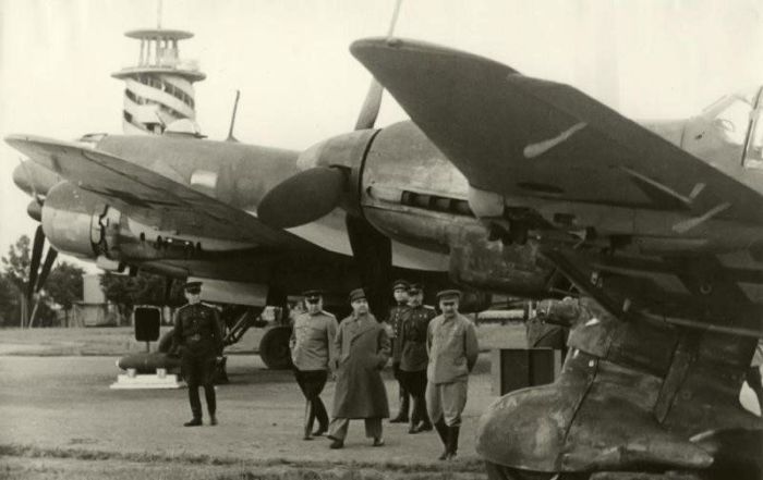 Сталин и другие советские руководители на военном аэродроме осматривают новые самолёты. / Фото: www.fishki.net