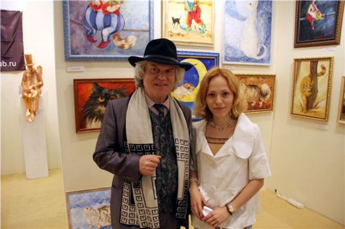 Юрий Куклачев с дочерью и ее картинами. / Фото: www.diary.ru