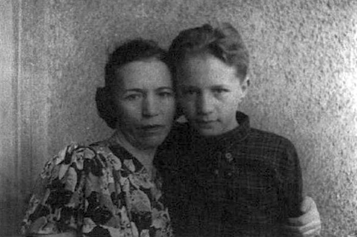 Эдуард Успенский в детстве с мамой. / Фото: www.dlymilixdam.ru
