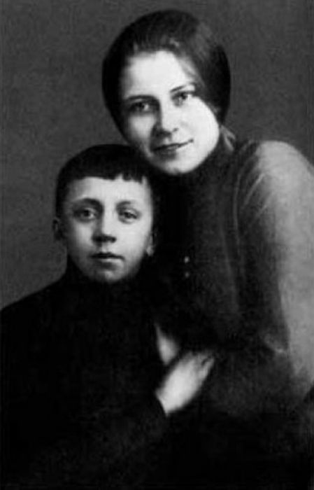 Юрий Есенин с мамой, Анной Изрядновой. / Фото: www.yaplakal.com