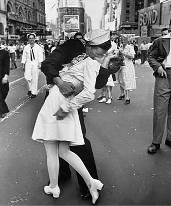 Солдат целует медсестру на Таймс Сквер в Нью-Йорке, 1945. / Фото: Альфред Эйзенштадт