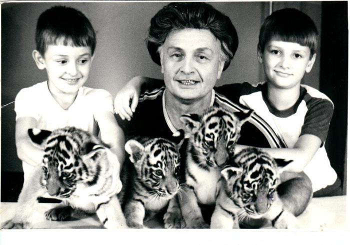  Вальтер Запашный с сыновьями и тигрятами. / Фото: из архива Т.Запашной