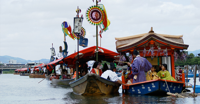 Каждая лодка, принимающая участие в параде, обязательно должна быть украшена. / Фото: www.kojikisankyoto.wordpress.com