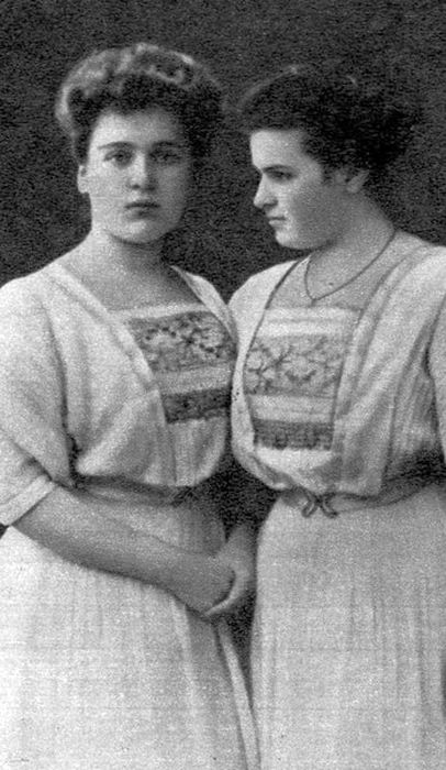 Вера Игнатьевна и Мария Игнатьевна Мухины. 1908 г. / Фото: www.4itaem.com