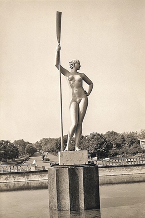 Первоначальная версия скульптуры выглядела непривычно сексуально. / Фото: www.kp.ru
