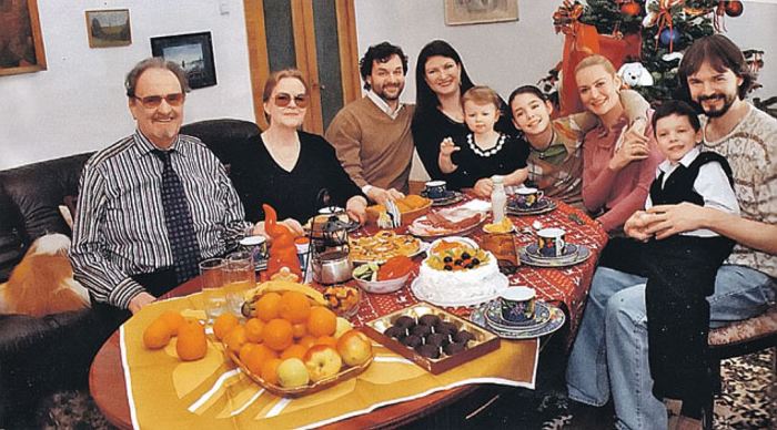 Юрий Яковлев с третьей женой Ириной, в окружении детей и внуков. / Фото: www.vesti.az