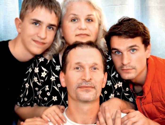 Фёдор и Ирина Добронравовы с сыновьями. / Фото: www.7days.ru