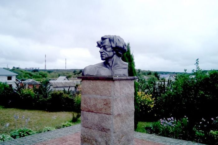 Памятник Василию Ерошенко во дворе дома-музея. / Фото: Ольги Ульяновой, www.oskol.city