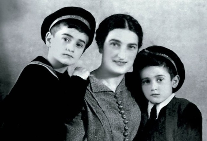 Кахи Кавсадзе с младшим братом Имери и мамой. / Фото: www.tele.ru