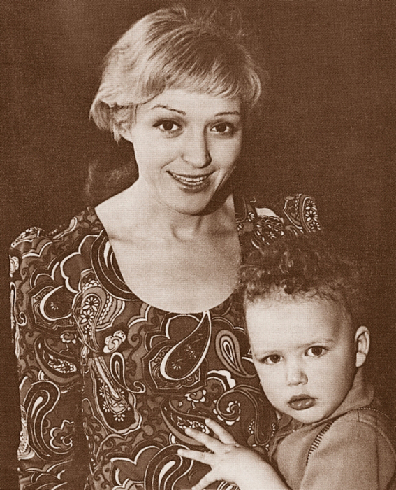 Алла Балтер и ее сын Максим Виторган. / Фото: www.games-of-thrones.ru