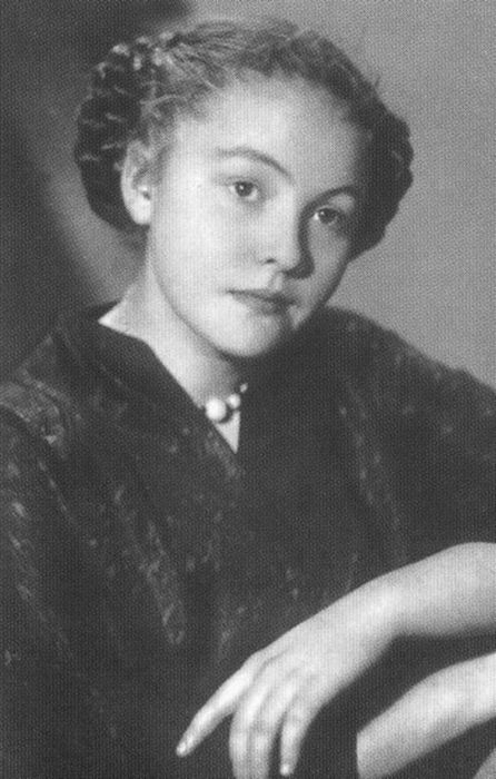 Белла Ахмадулина, 1955 г. / Фото: www.detectivebooks.ru