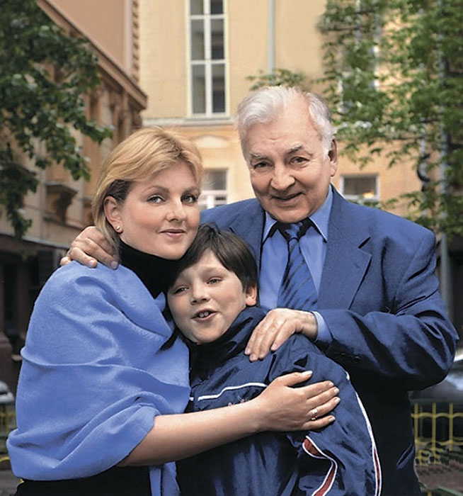 Михаил Державин с дочерью и внуком. / Фото: www.cdn.tele.ru