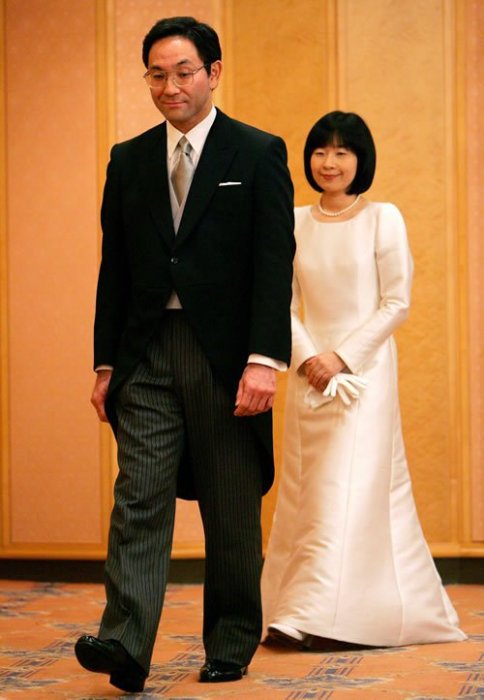 По традиции Саяко идет на два шага позади своего супруга. / Фото: www.obozrevatel.com