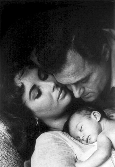 Элизабет Тейлор и Майкл Тодд с новорожденной дочерью. / Фото: www.staticflickr.com