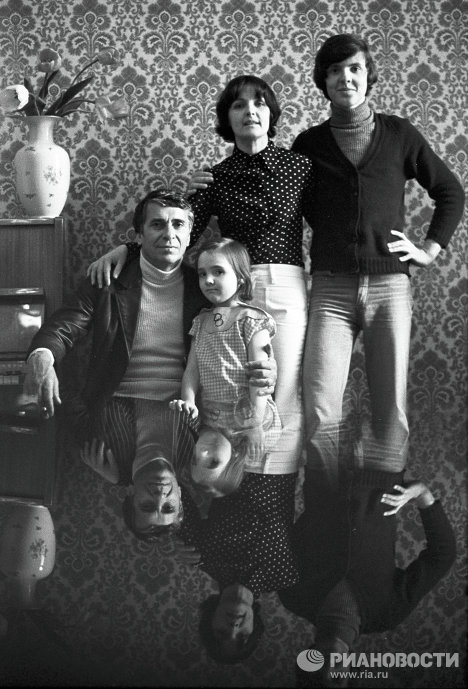 Ада Роговцева и Константин Степанков с детьми, Костей и Катей. / Фото: www.picsview.ru