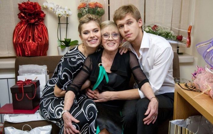 Алиса Фрейндлих с внуками Анной и Никитой. / Фото: www.metronews.ru