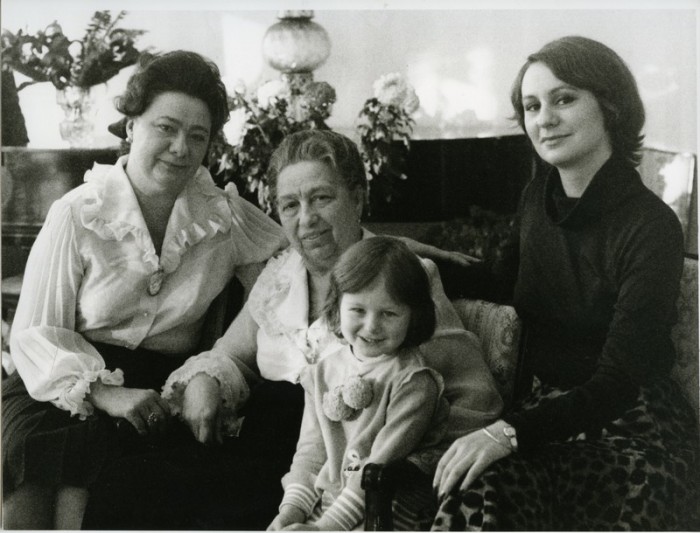 В.П. Брежнева с дочерью Галиной, внучкой Викторией и правнучкой Галиной. / Фото: www.contragents.ru
