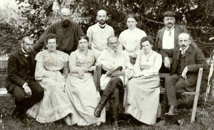 Лев Толстой с женой и детьми, 28 августа 1903 года.
