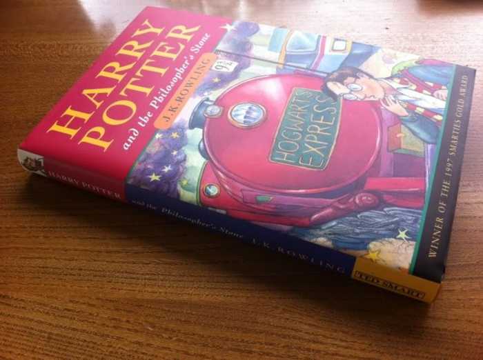Первое издание "Гарри Поттер и философский камень", 1997 год. / Фото: www.inserbia.info