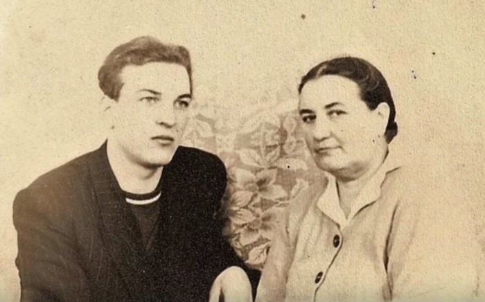 Алексей Петренко с мамой. / Фото: www.1tv.ru