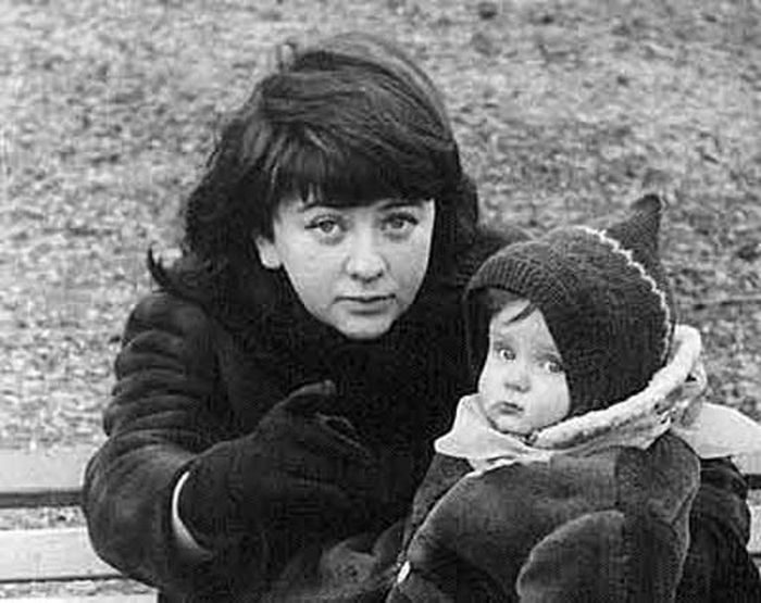 Алла Сурикова с дочерью, котороую она считает своей главной режиссёрской удачей. / Фото: из книги «Любовь со второго взгляда», www.loveread.me