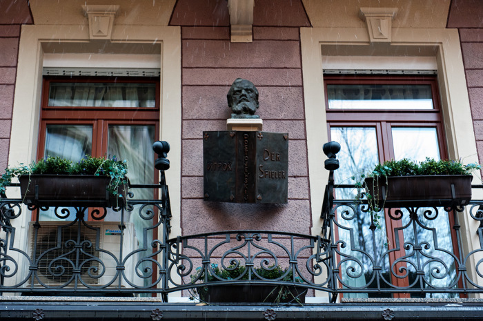 Барельеф Фёдора Достоевского в Баден-Бадене. / Фото: www.sergiev.ru