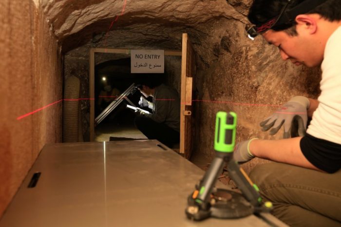 Учёный из Нагойского университета устанавливает мюонный детектор в палату королевы. / Фото: www.scanpyramids.org