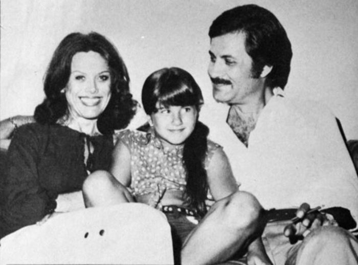 Дженнифер Энистон с родителями в детстве.  / Фото: www.woman.ru