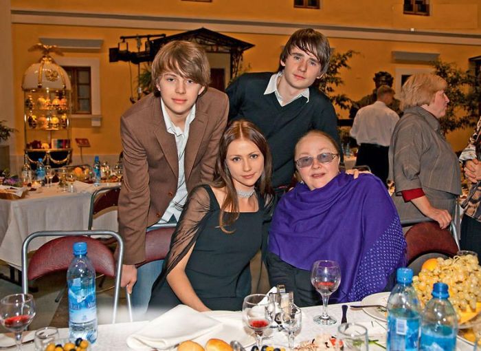  Екатерина Градова с дочерью, сыном и внуком. / Фото: www.7days.ru