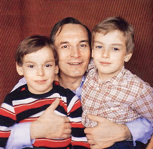 Василий Лановой с сыновьями 1980-е годы. / Фото: личный архив