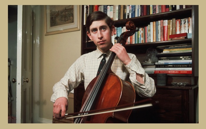 Принц Чарльз играл на виолончели в студенческом оркестре. 