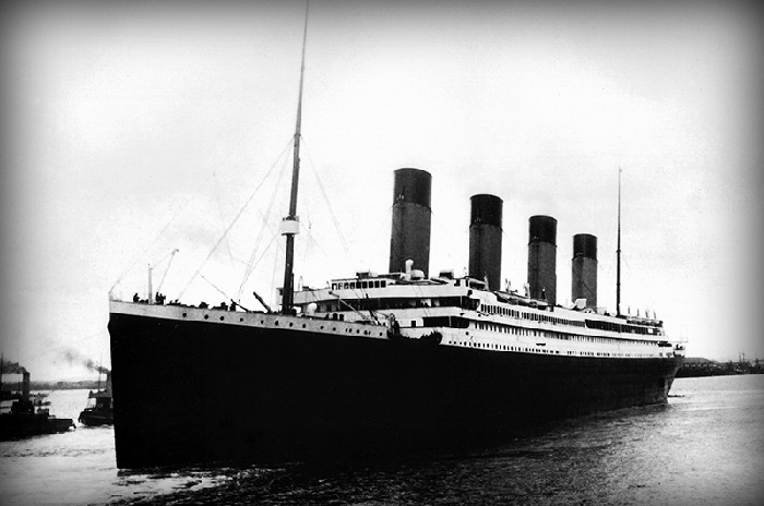  «Титаник» - британский трансатлантический пассажирский пароход, второй лайнер класса «Олимпик» компании «White Star Line». Крупнейшее судно в мировой истории в 1912—1913 годах. (Введён в эксплуатацию - 2 апреля 1912, затонул - 15 апреля 1912 года.