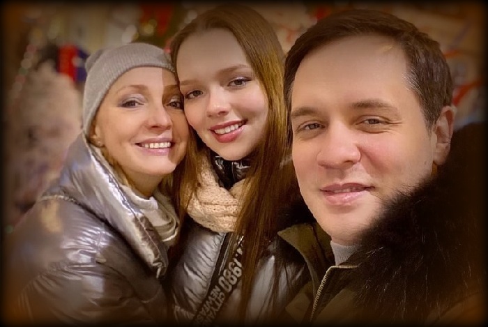 Александр Асташёнок с супругой Еленой и дочерью Викторией.