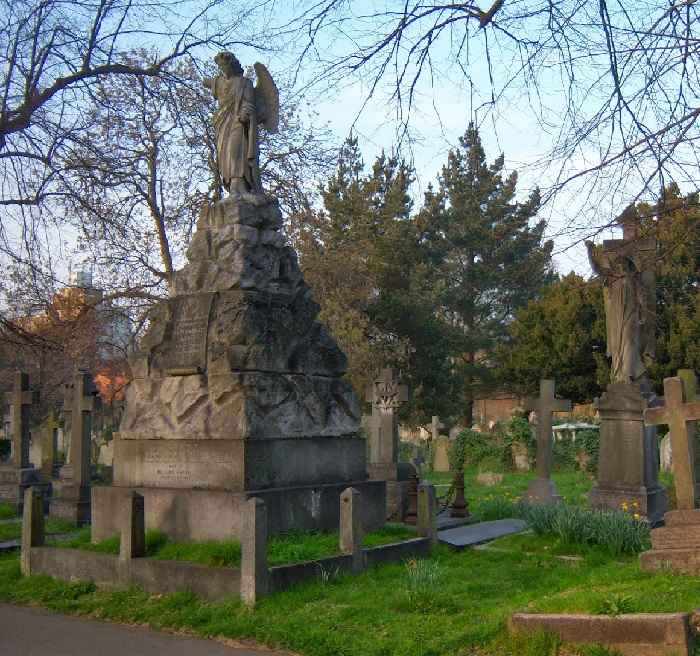 Старинное кладбище викторианской эпохи.
